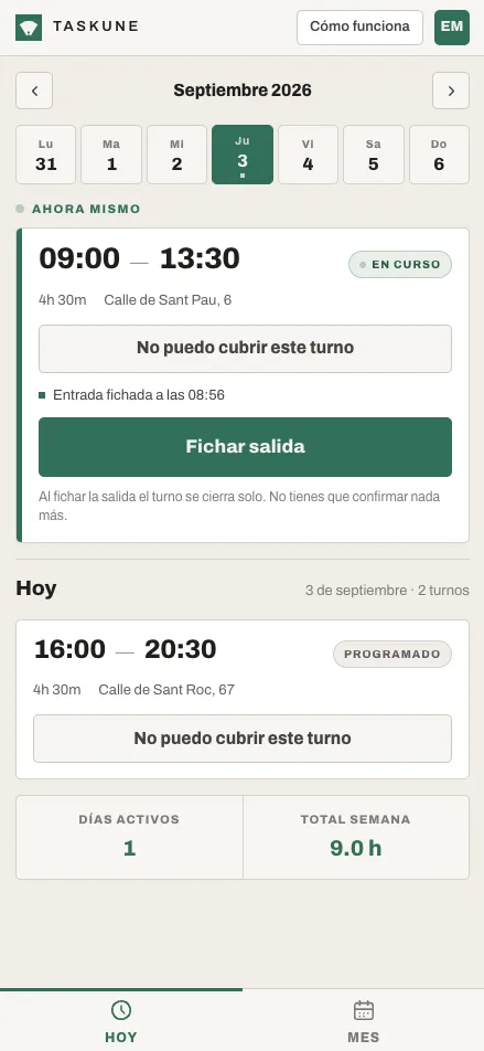 La aplicación del trabajador en el móvil: el turno en curso de 09:00 a 13:30 con la entrada ya fichada a las 08:56, el botón de fichar salida y el siguiente turno del día todavía programado.